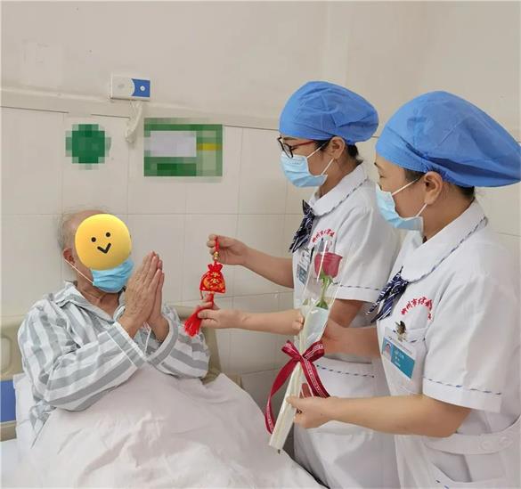 敬老爱老，我院眼科医护人员重阳节为病区老人送温暖