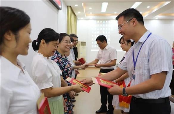 “百年华诞同筑梦，医者担当践初心”——我院举行中国医师节庆祝会暨2021年科研项目立项、实用新型专利颁奖活动