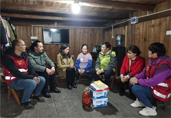 我院党委副书记、院长何建明率队赴荣地村开展“防返贫送温暖”调研慰问