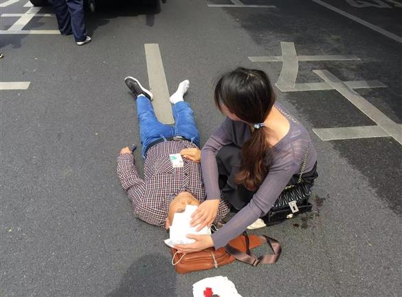 我院00后护士救助车祸受伤老人获赞“最美护士”