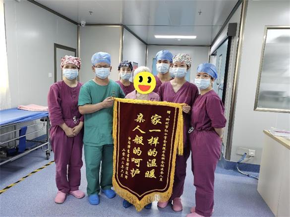 【仁心仁术】这面锦旗上的话，是对他们工作的最优评价……