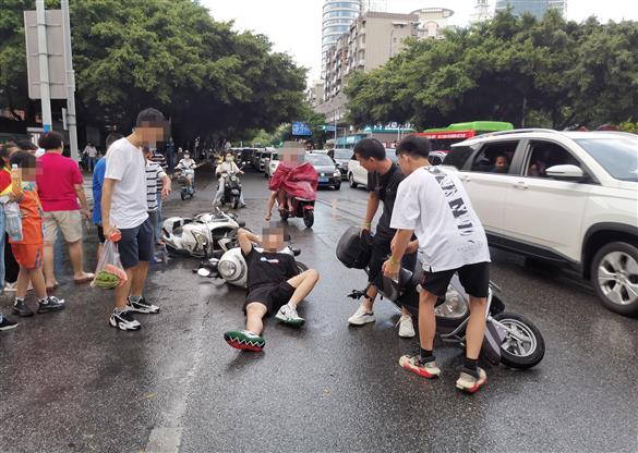 【暖心】马路遇危急 红会医生伸援手