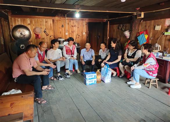 解忧纾困，助力乡村振兴——柳州市红十字会医院赴荣地村开展帮扶慰问活动