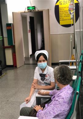 【暖心】73岁老人送上一份神秘礼物，让两位护士感动不已.....