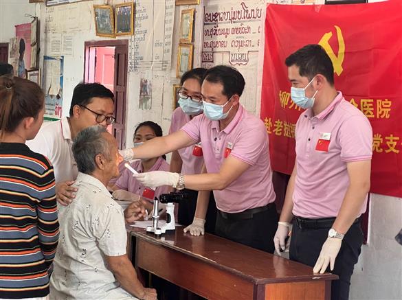 【援外纪实】我院赴老挝援外医疗队临时党支部走进当地村落开展健康义诊