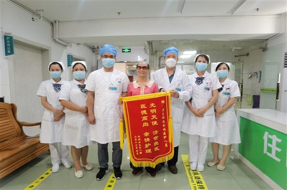 “黑科技”助力白内障手术，患者视力恢复送锦旗表谢意！
